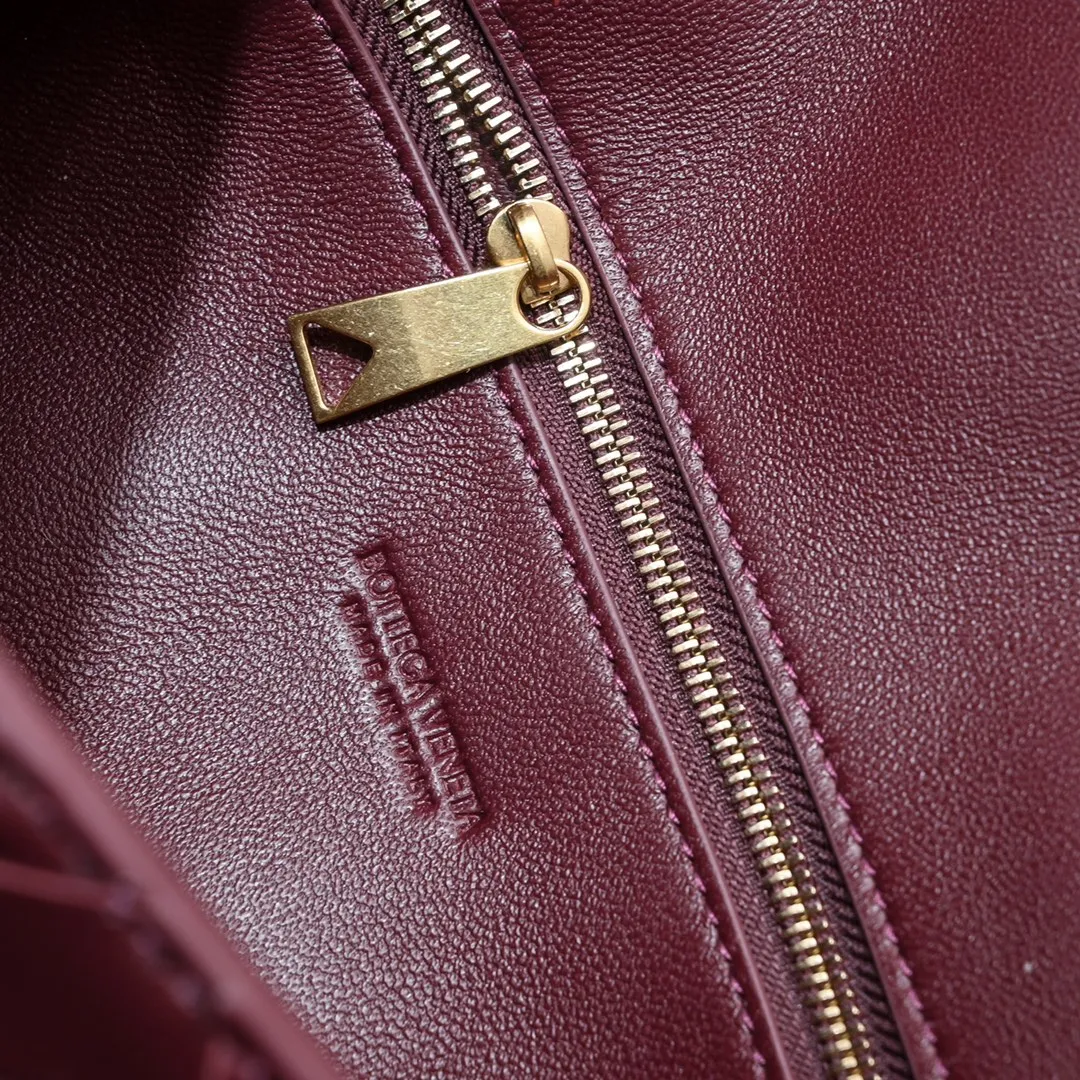 Batch 1420 Bottega Veneta's new style 🆕 mini andiamo bag is so pretty. The dark brown color is very versatile. It is high-end and casual and sexy. Andiamo is not only a commuter bag 🥰 It can be worn crossbody and carried by hand, and it is no problem to match it with evening wear. It can be matched with clothes casually, showing high-end elegance. Style number: 5545 Size: 21.5*13*4.5cm